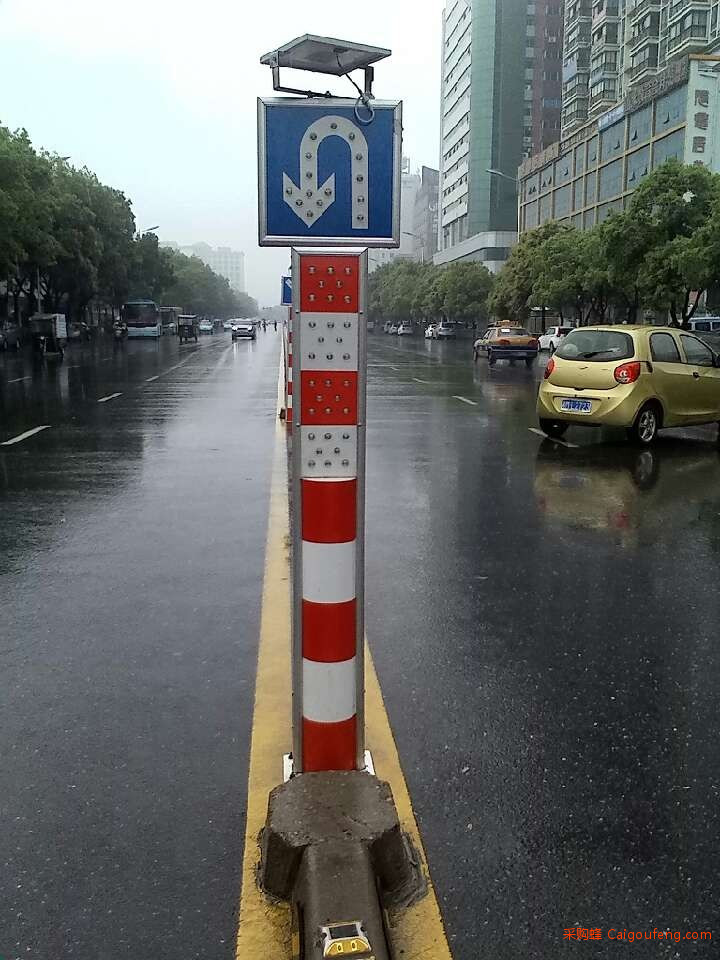 靠右行驶交通警示柱