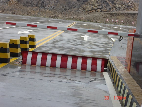 供应智能液压路障机手机可控路障机  交通路障机 通八洲智能LA4540路障机图1