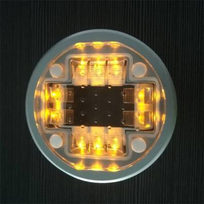 四面发光埋入式太阳能道钉灯图1