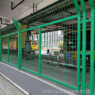 河南厂家销售河道水库双边丝隔离网 农业果园圈地养殖护栏网 浸塑公路护栏网图2