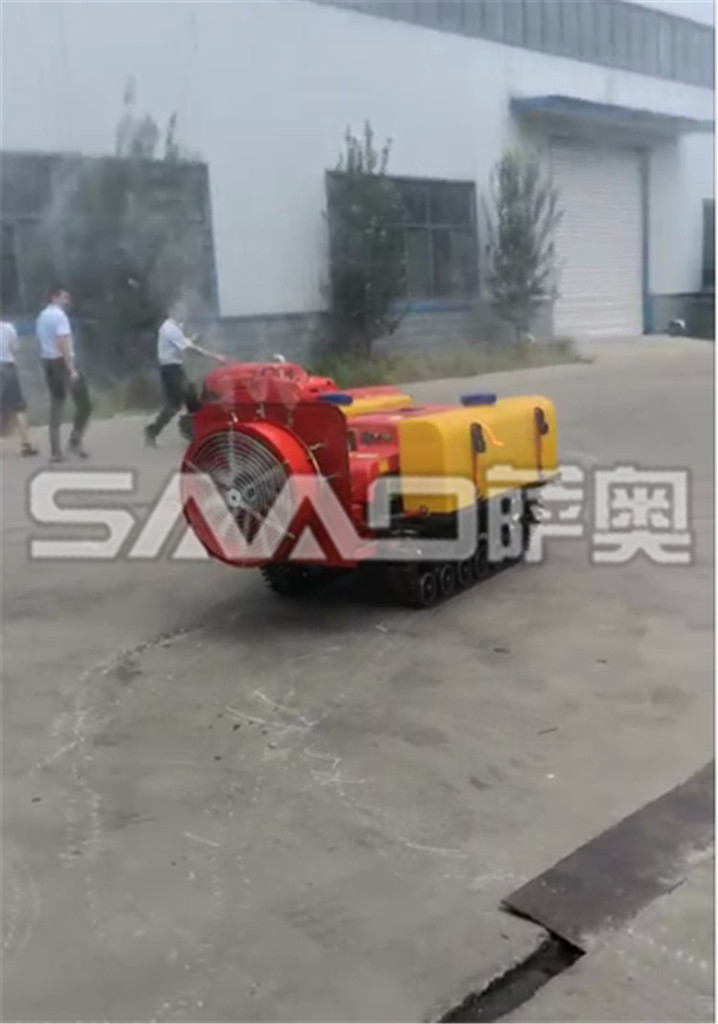 果园喷药设备  农作物小坦克  农业小坦克报价图1