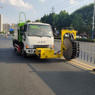 神狐牌城市护栏清洗车，护栏清洗车，清洗护栏车，城市隔离护栏清洗车